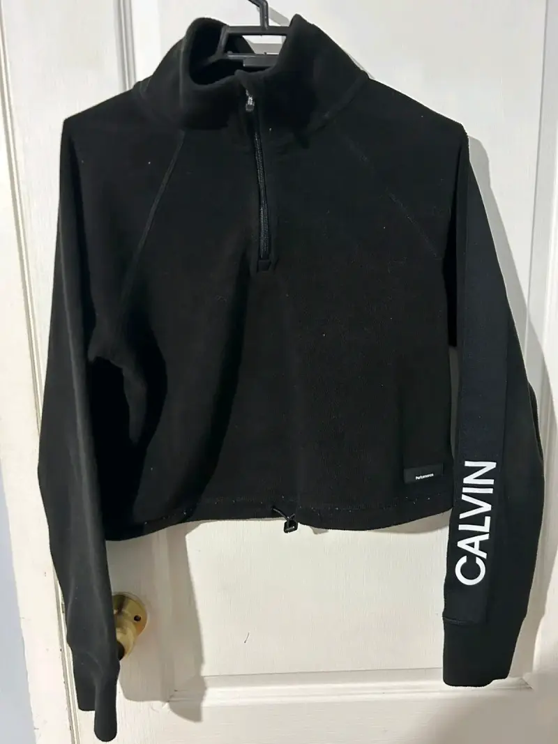 Polerón polar crop negro Calvin con cierre