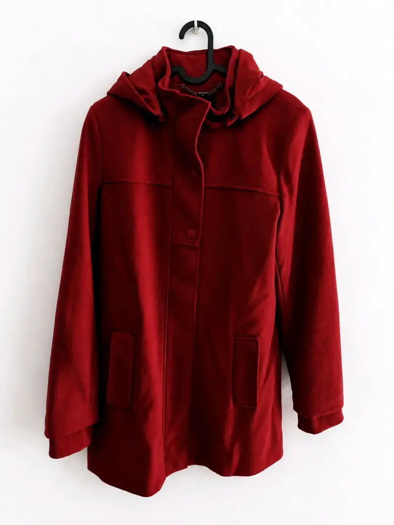 Chaqueta roja con capucha