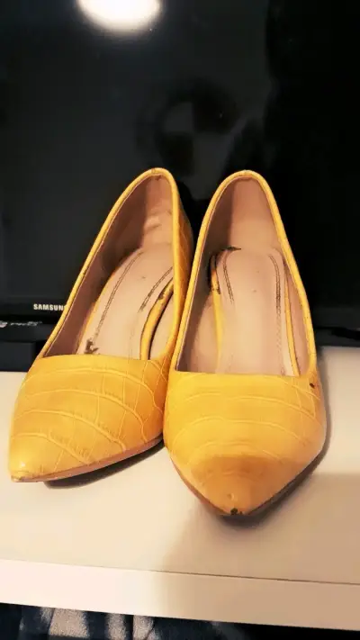 Zapatos amarillos de charol - miniatura 1