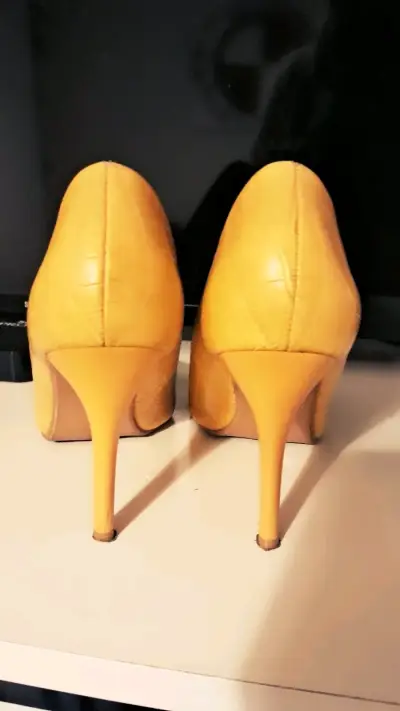 Zapatos amarillos de charol - miniatura 3