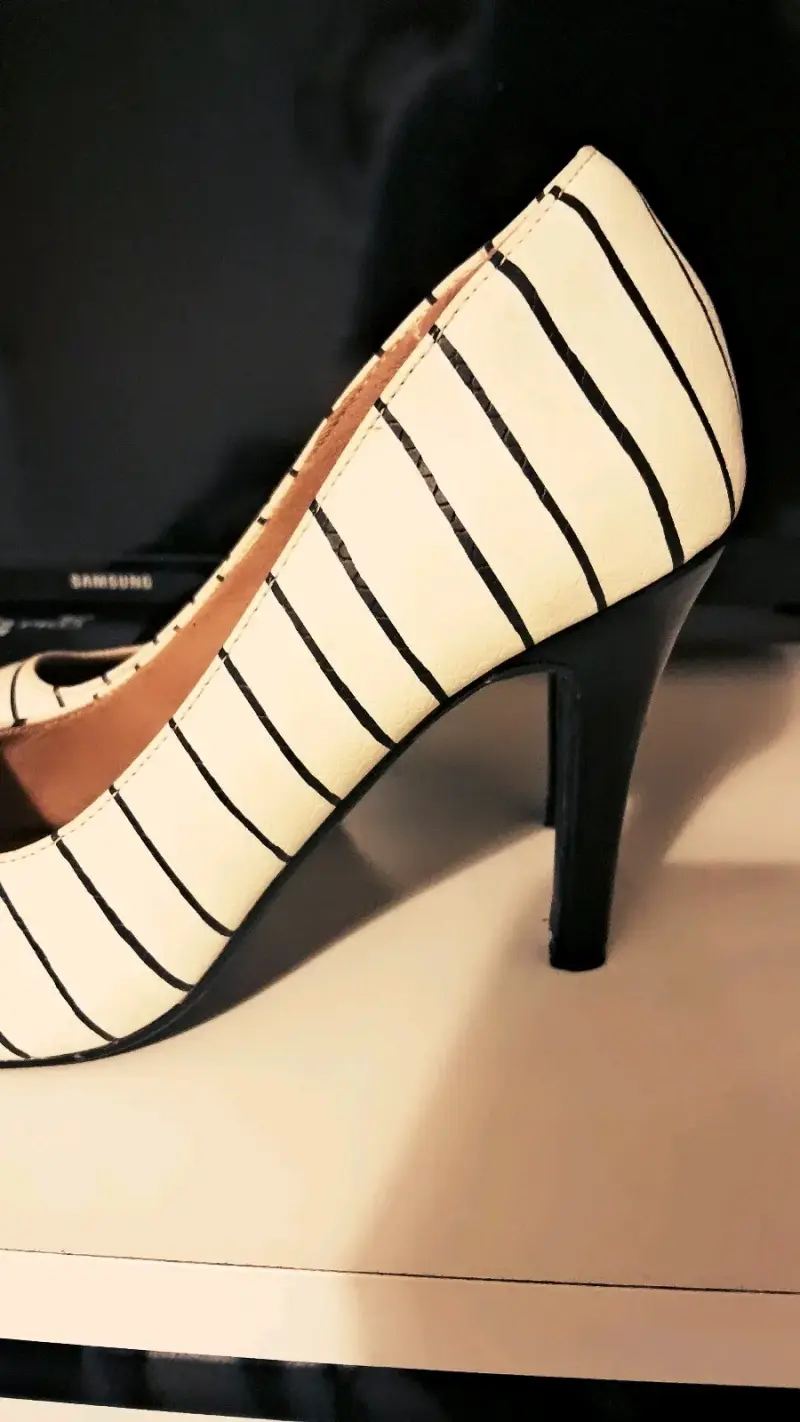 Zapatos de tacón blanco y negro - 2