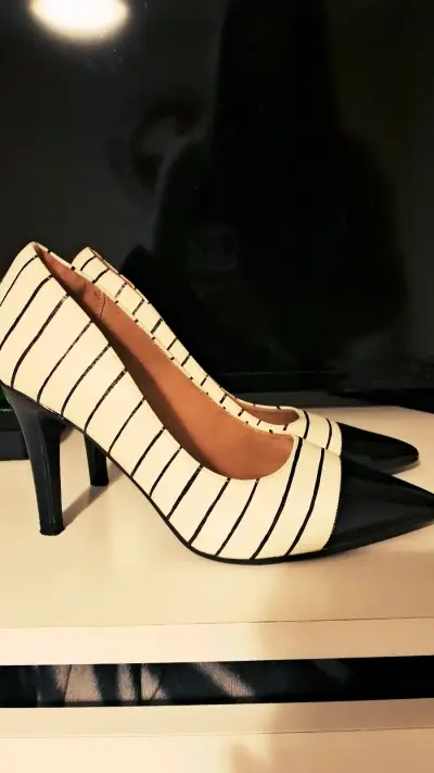 Zapatos de tacón blanco y negro - miniatura 4