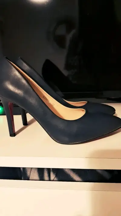 Tacones negros elegantes - miniatura 2