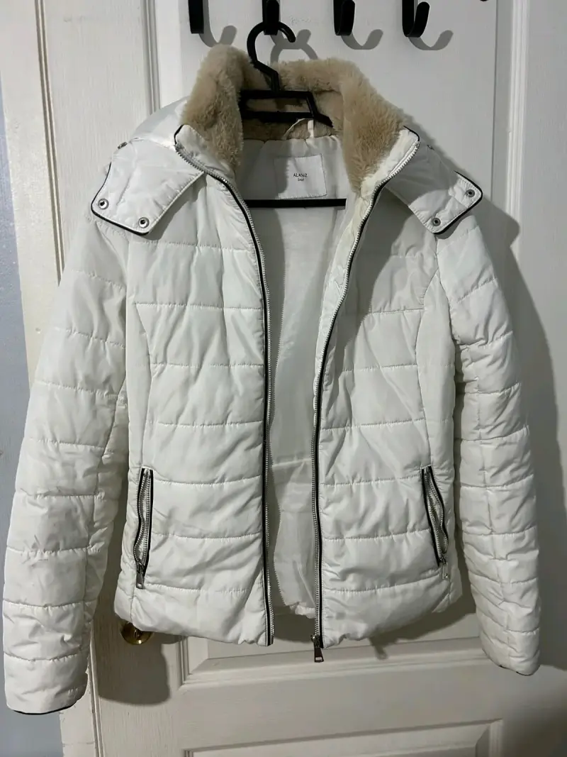 Chaqueta blanca con capucha - 1