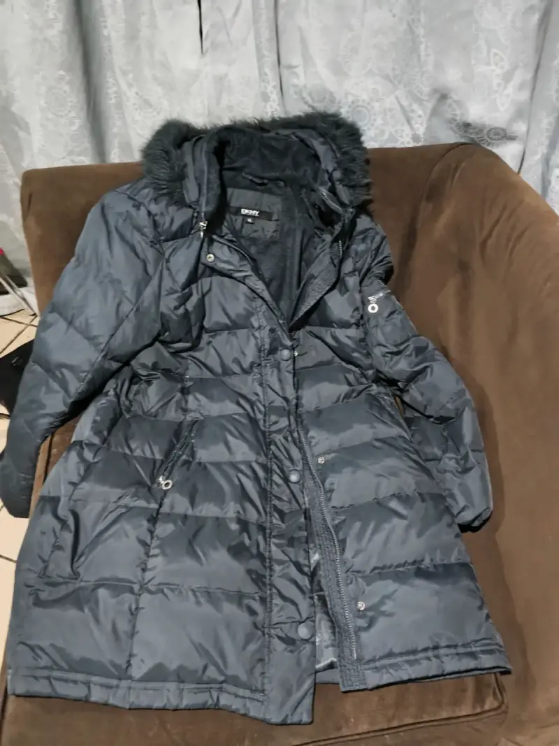 Parka negra con capucha de pelo DKNY - 1