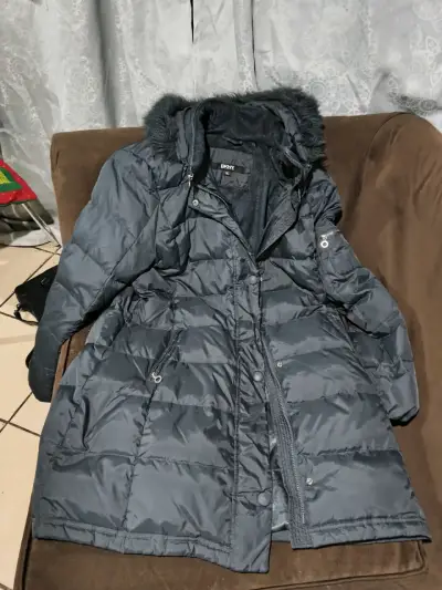 Parka negra con capucha de pelo DKNY - miniatura 2