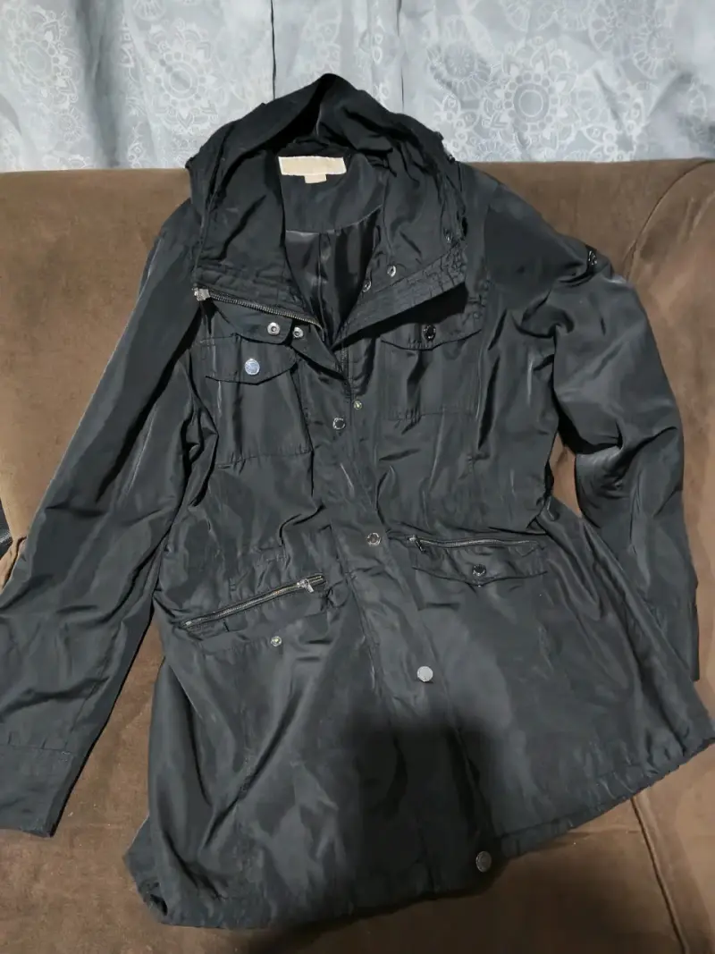 Parka negra con capucha de pelo DKNY - 3