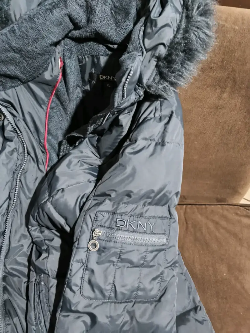 Parka negra con capucha de pelo DKNY - 4