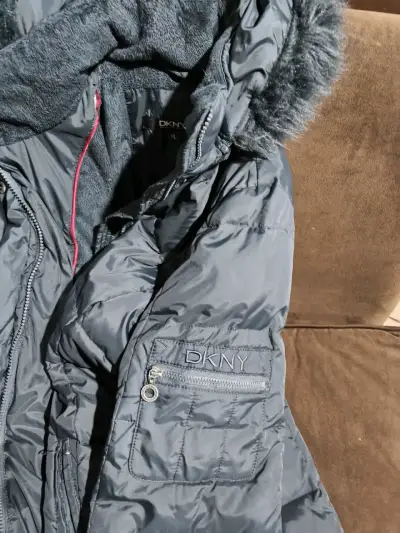 Parka negra con capucha de pelo DKNY - miniatura 4
