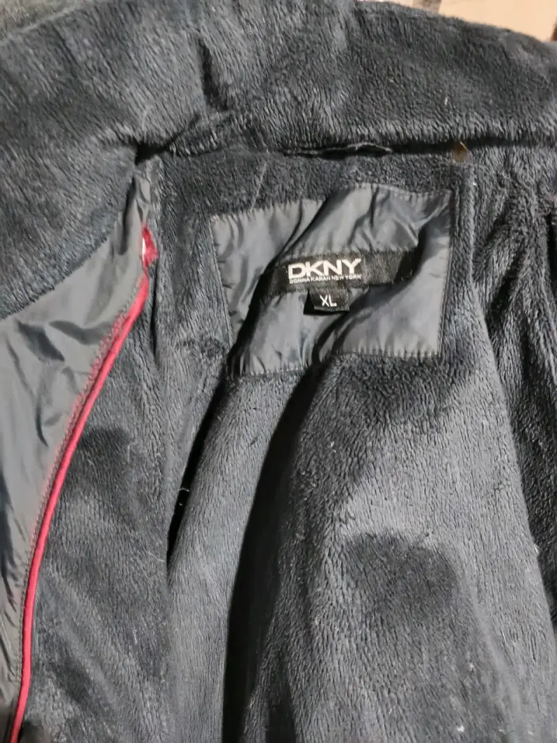 Parka negra con capucha de pelo DKNY - 5