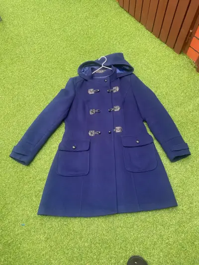 Abrigo azul con capucha - miniatura 1