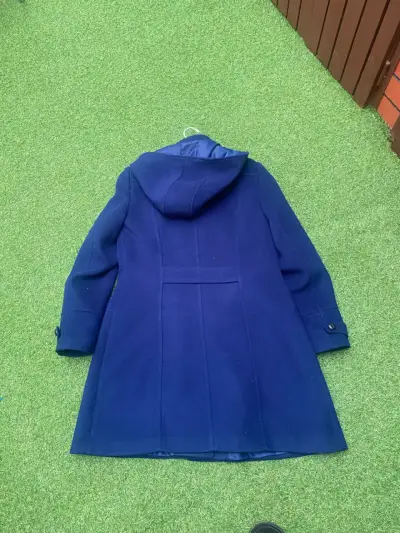 Abrigo azul con capucha - miniatura 2