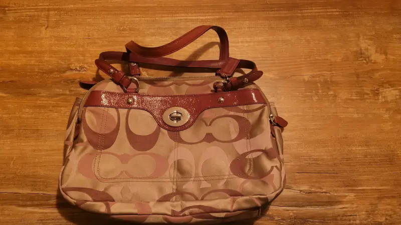 Bolso beige y rosado coach con diseño clásico
