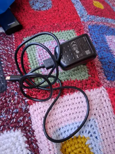 Cargador USB con cable - miniatura 1