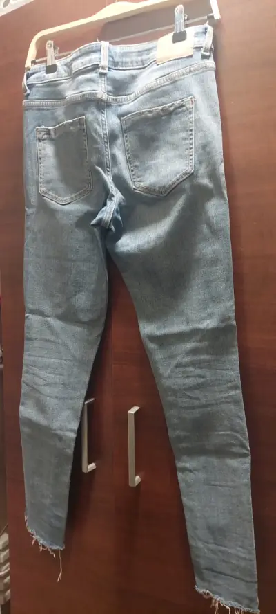 Jeans azules desgastados - miniatura 3