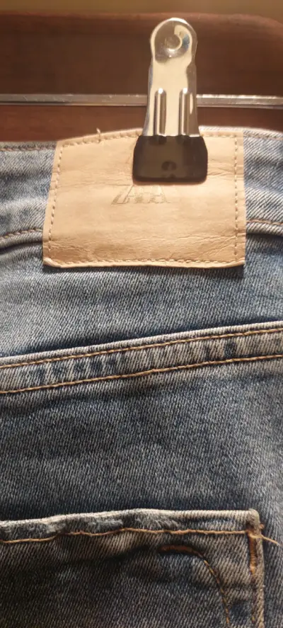 Jeans azules desgastados - miniatura 4