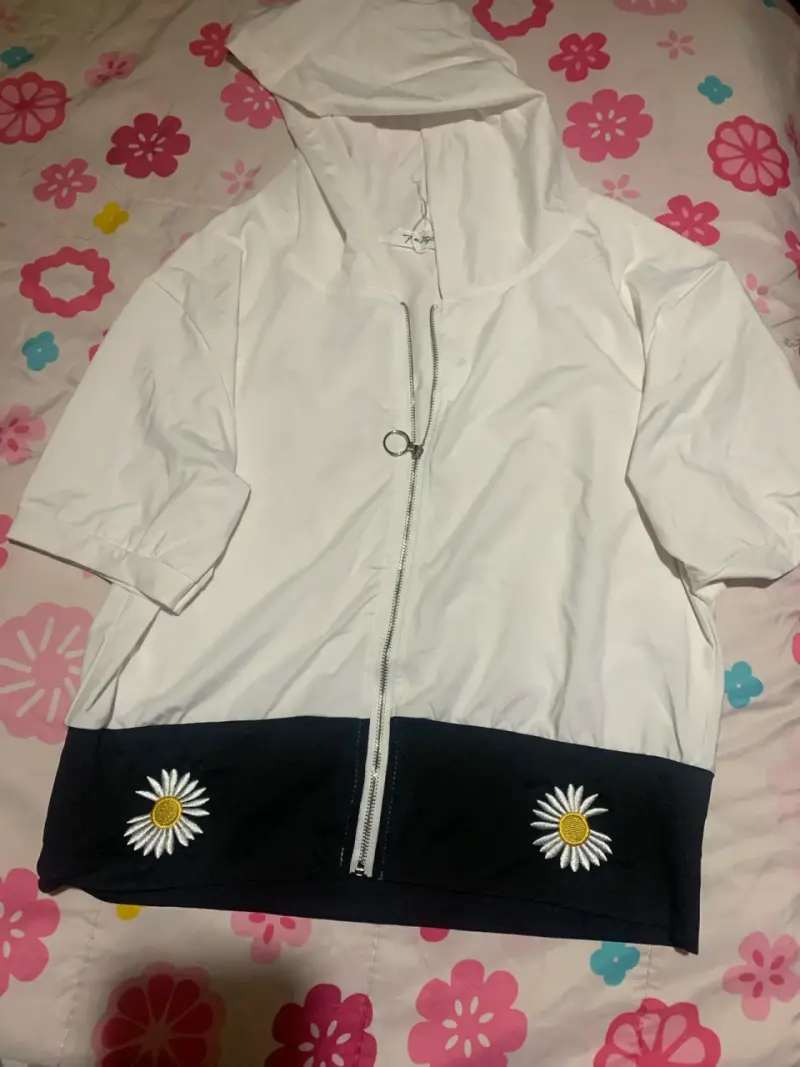 Chaqueta blanca con capucha y flores - 1