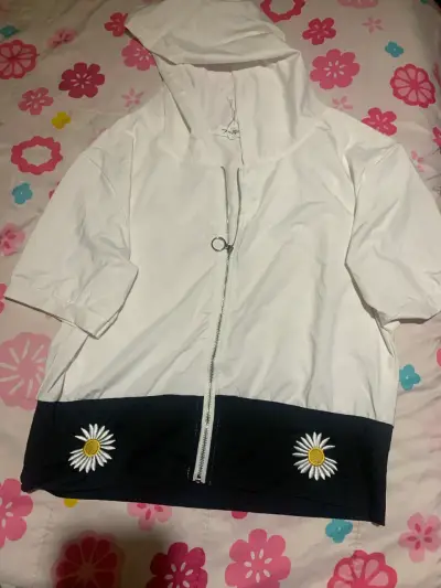 Chaqueta blanca con capucha y flores - miniatura 1