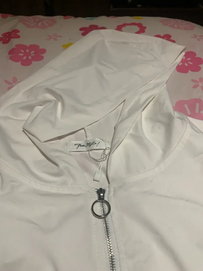 Chaqueta blanca con capucha y flores - 2