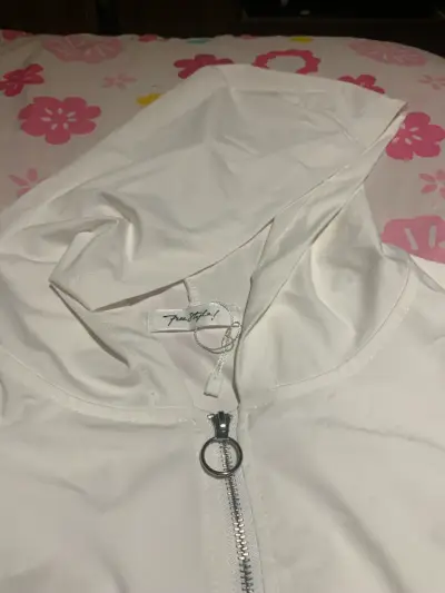 Chaqueta blanca con capucha y flores - miniatura 2