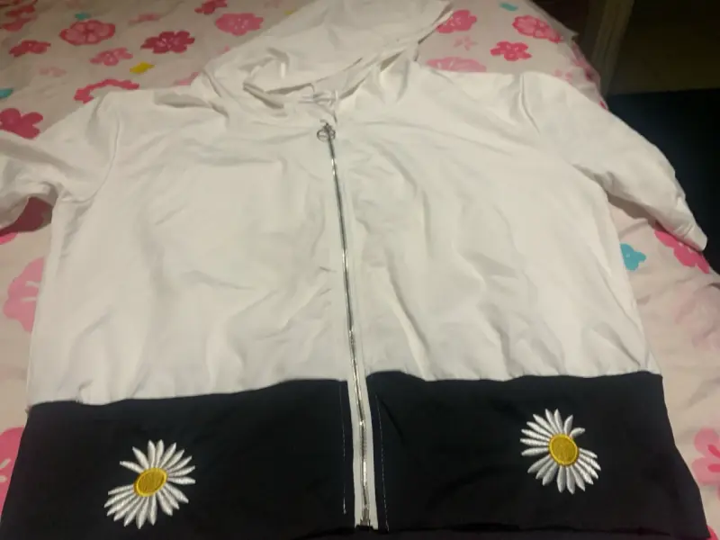 Chaqueta blanca con capucha y flores - 3