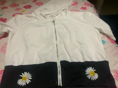 Chaqueta blanca con capucha y flores - miniatura 3
