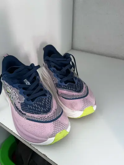 Zapatillas deportivas rosadas y azules - miniatura 1