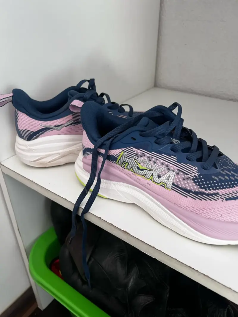 Zapatillas deportivas rosadas y azules - 2