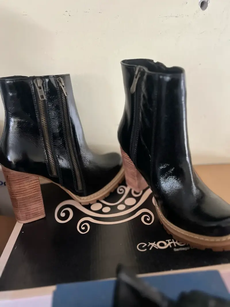 Botines de cuero charol negro