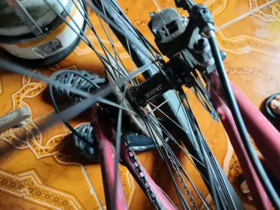 Bicicleta montaña roja - miniatura 3
