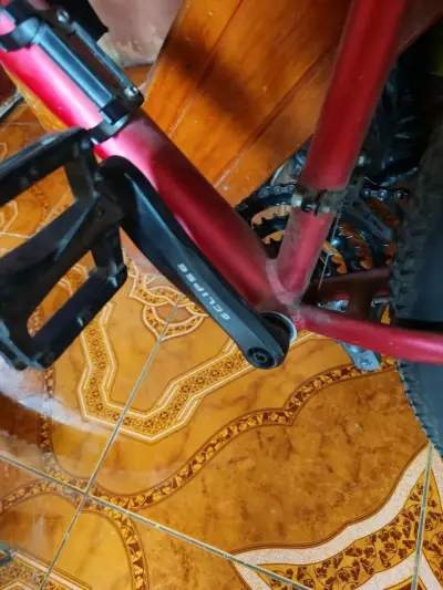Bicicleta montaña roja - miniatura 4