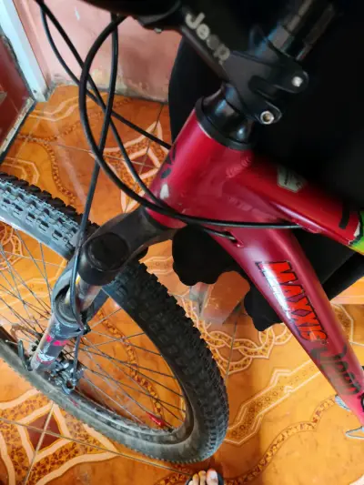 Bicicleta montaña roja - miniatura 5