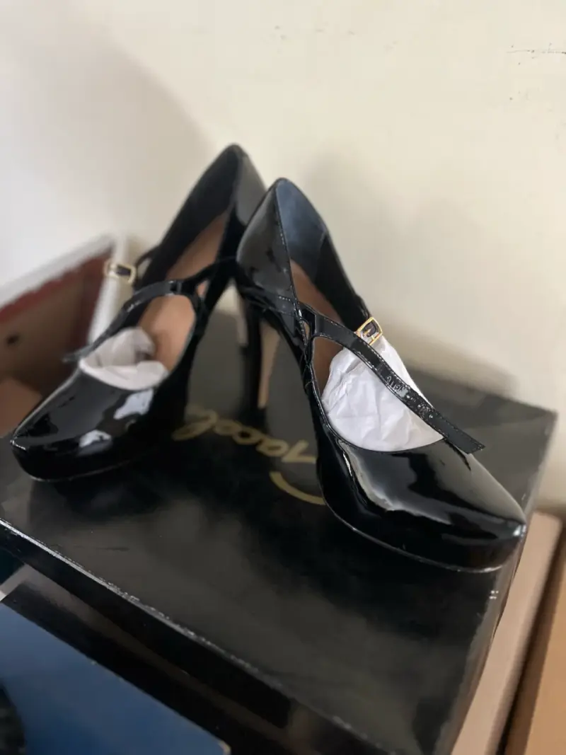 Zapatos de charol negros de tacón