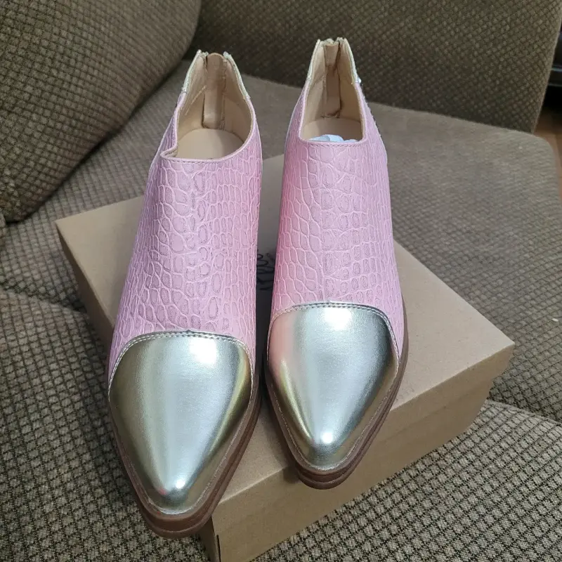 Zapatos rosados con punta dorada