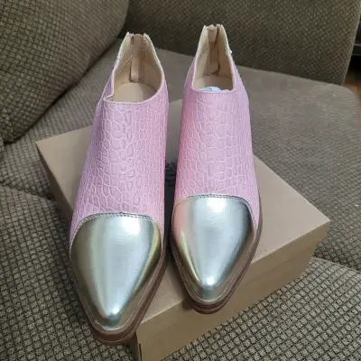 Zapatos rosados con punta dorada - miniatura 1