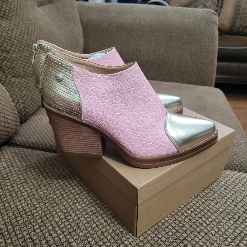 Zapatos rosados con punta dorada - 2
