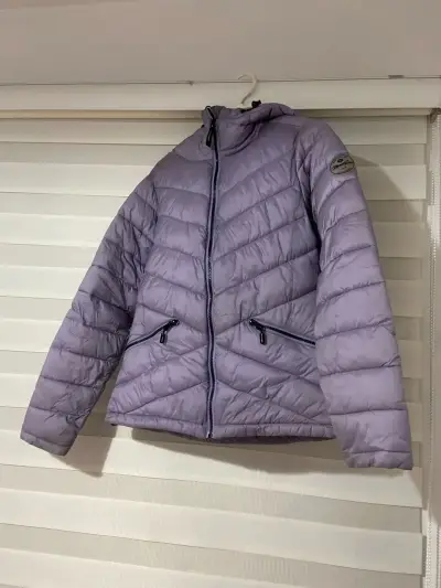 Chaqueta acolchada lila con gorro - miniatura 1
