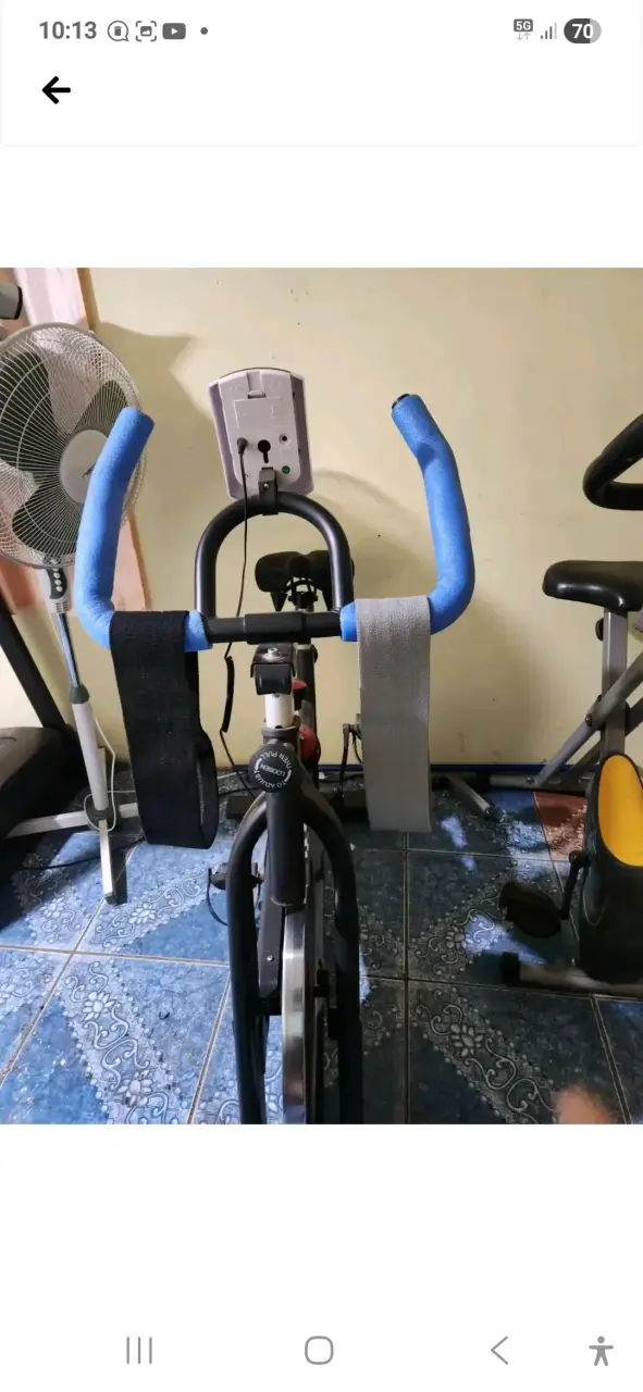 Bicicleta estática negra y azul - 3