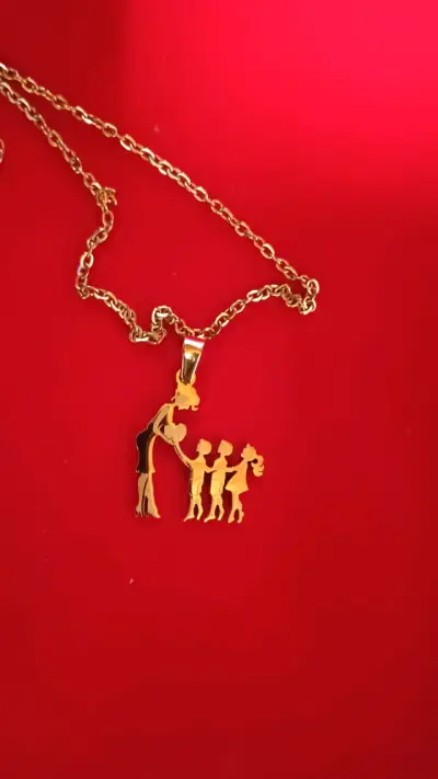 Conjunto de collar y aros dorados - miniatura 6