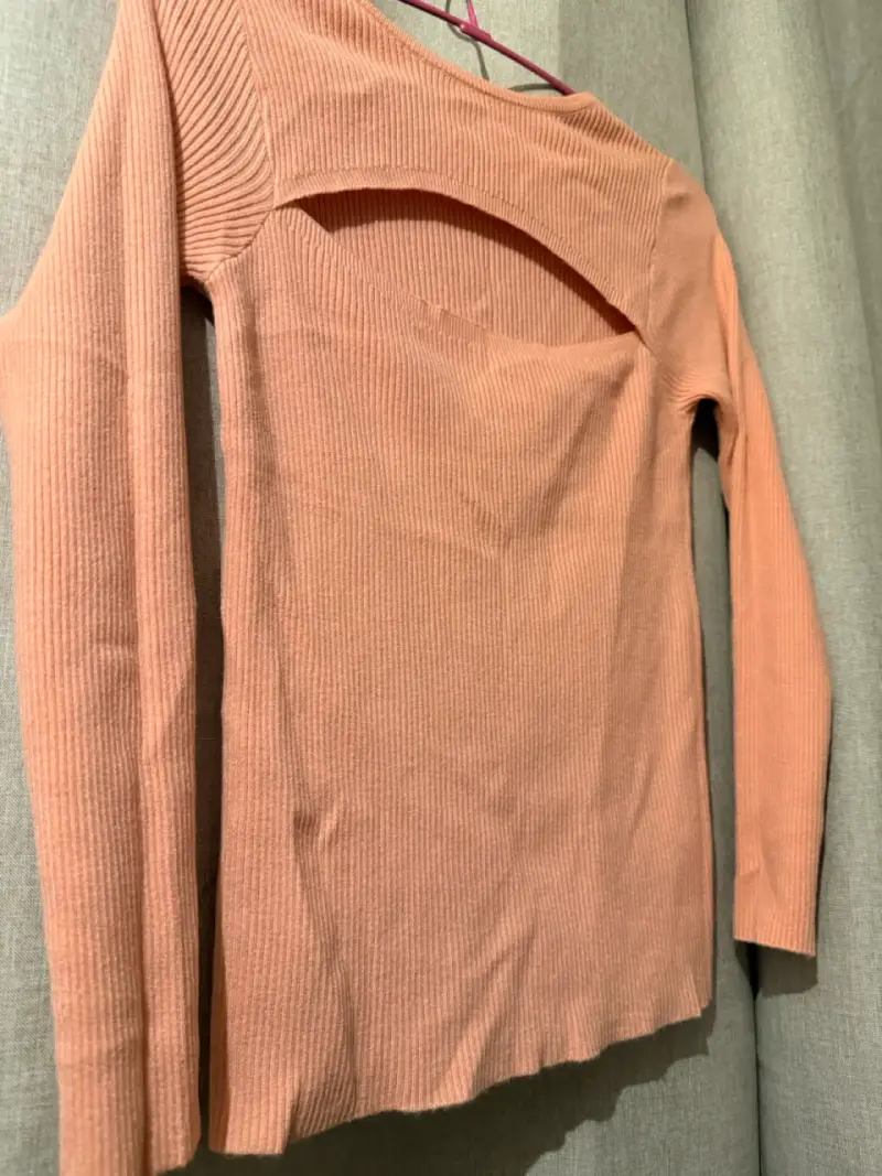 Sweater de canalé rosado con abertura - 2