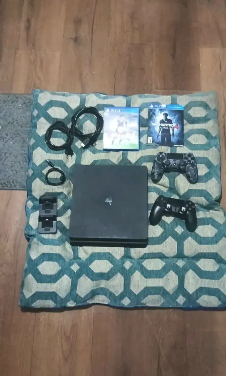 Vendo mí PS4 - 1