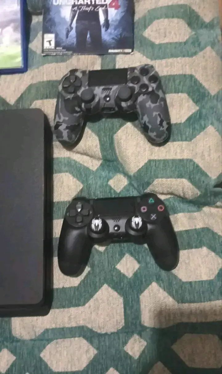 Vendo mí PS4 - 4