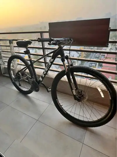 Bicicleta montaña negra TREK - miniatura 1