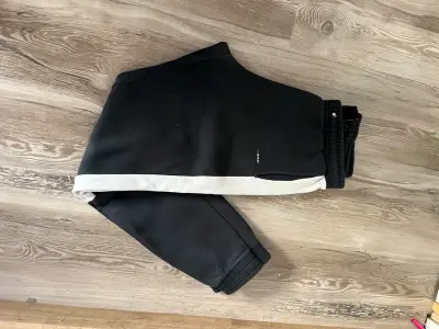 Pantalones deportivos negros y grises - miniatura 1