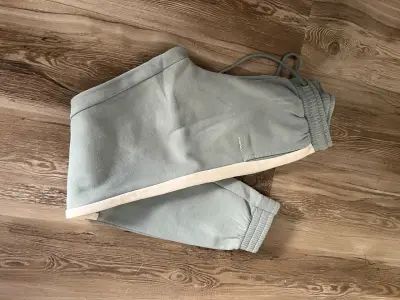 Pantalones deportivos negros y grises - miniatura 3