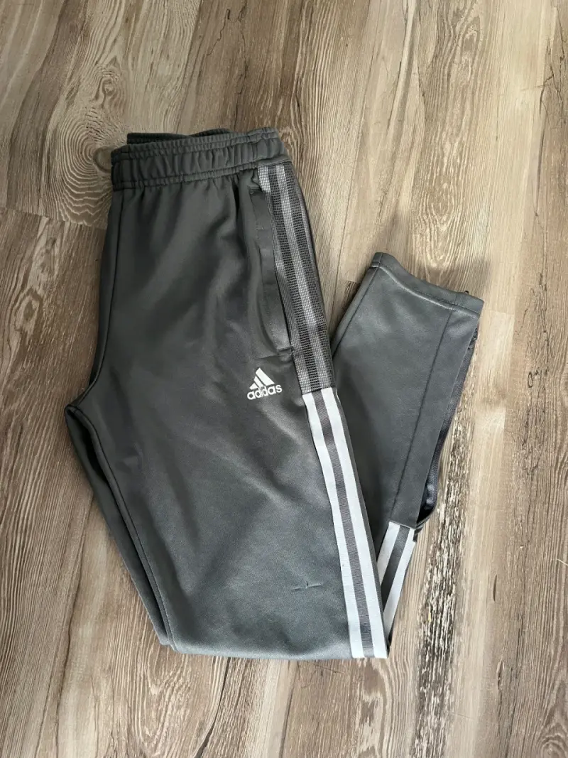 Pantalones deportivos negros y grises - 4