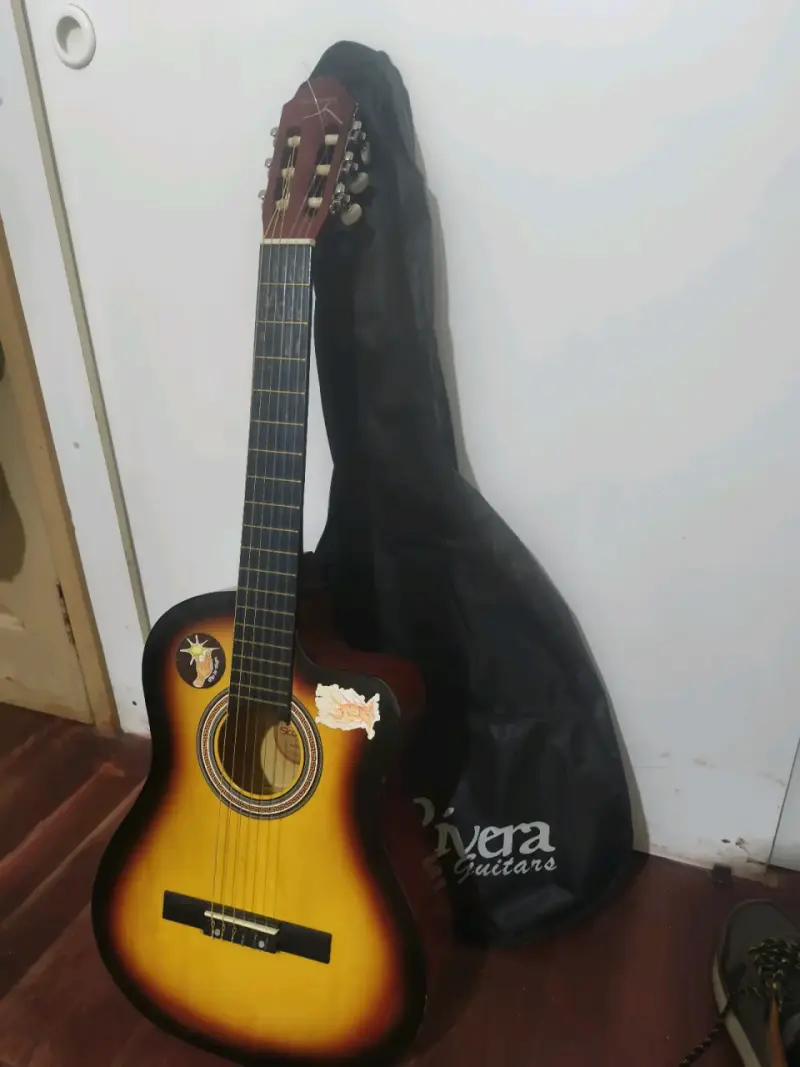 Guitarra acústica con funda - 1