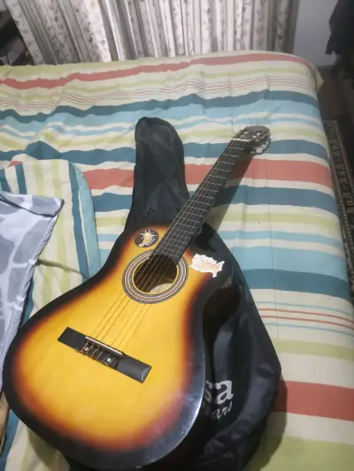 Guitarra acústica con funda - miniatura 3