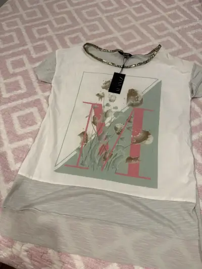 Polera estampada blanca con detalles - miniatura 1