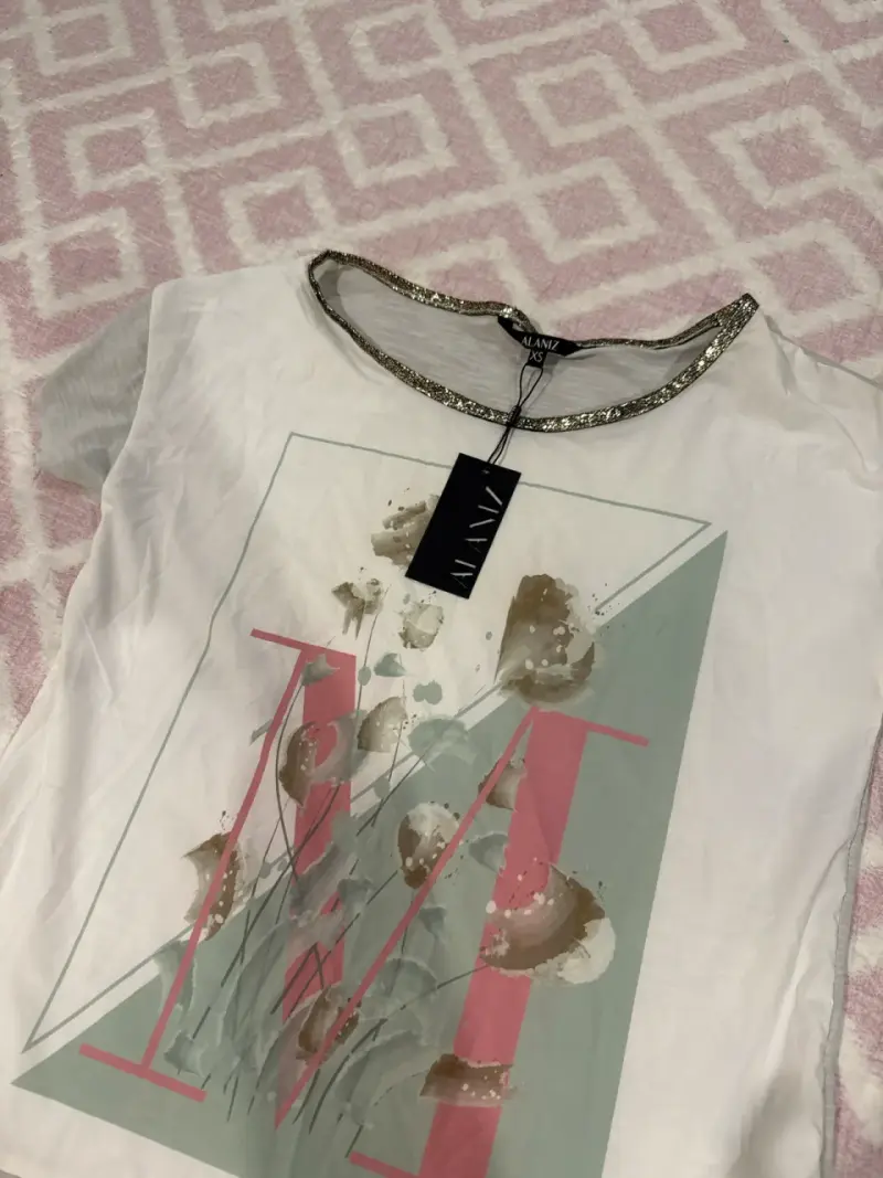 Polera estampada blanca con detalles - 2